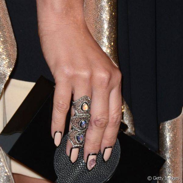 Kesha usou uma border nail toda elaborada com direito a uma grande pedraria no dedo do meio para comparecer ? uma premia??o pop, em 2012